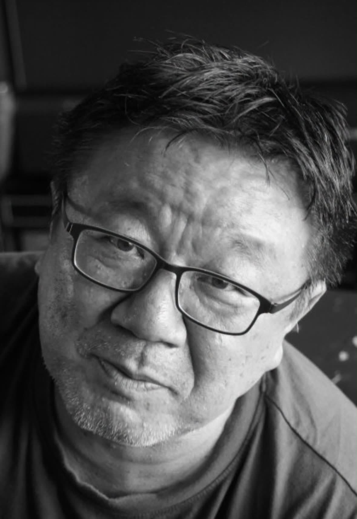 강산에의 2026년 10월 20일 공개 추모 게시물에 첨부된 강헌의 흑백 인물 사진