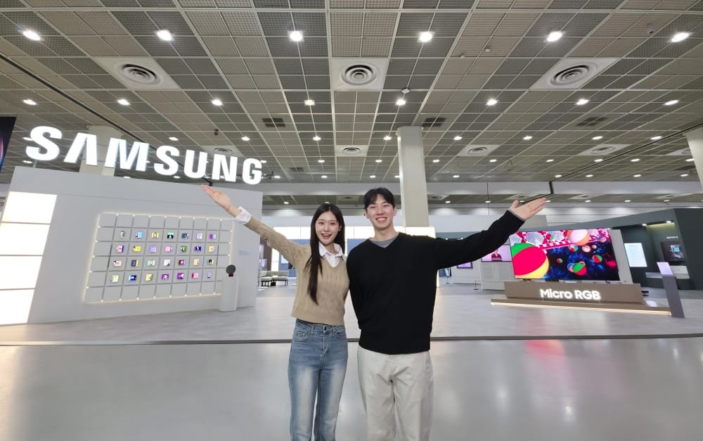 13일 개막한 한국전자전 삼성전자관에서 모델 두 명이 전시장을 소개하는 원본 사진