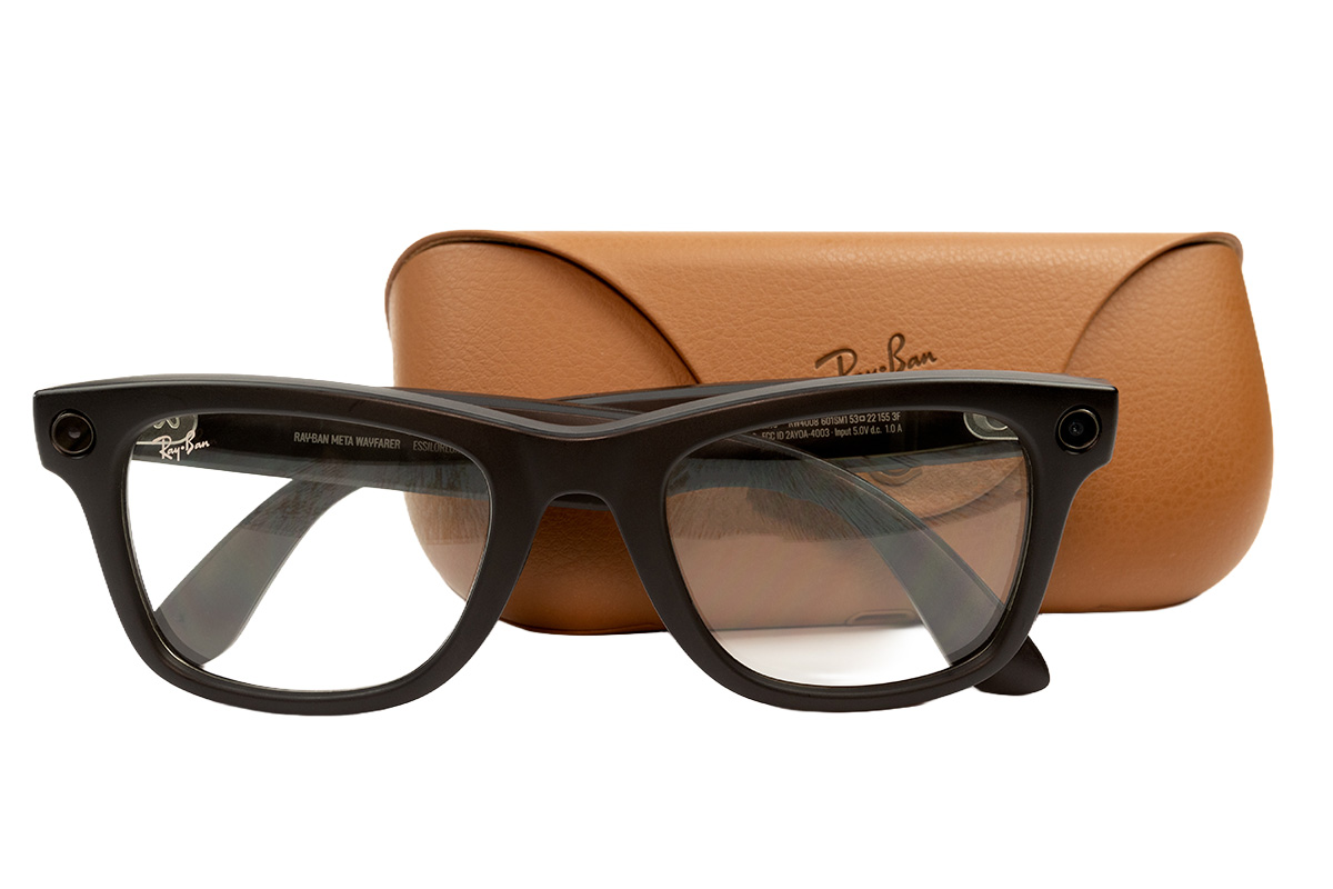 Consumentenbond 시험 기사에 게재된 검은 Ray-Ban Meta Wayfarer 안경과 보관 케이스